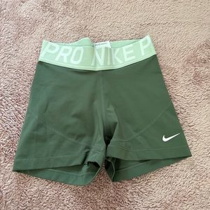 Nike Pros Green